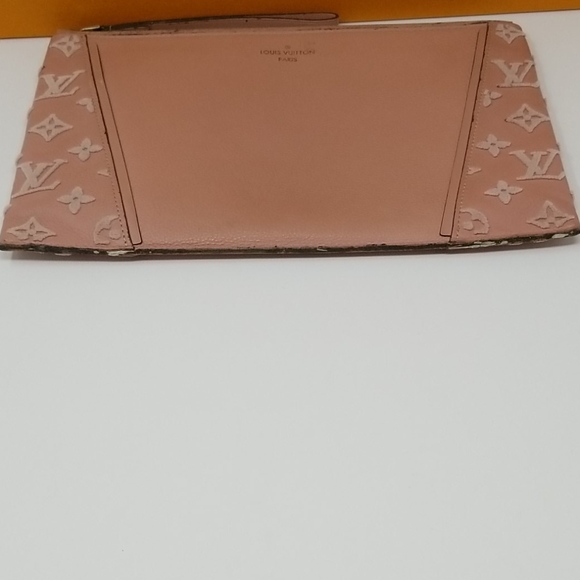 SOLD LV Pochette W Monogram
Veau Cachemire in Magnolia - Picture 6 of 12